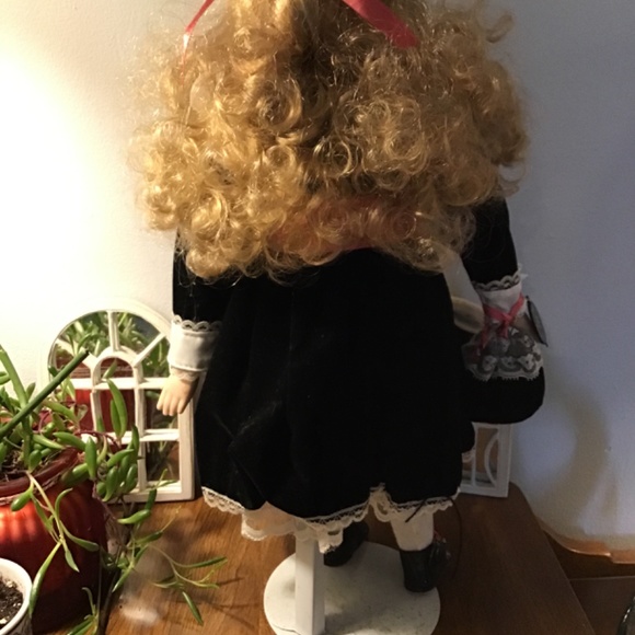 Brinn's 1988 Lindsey Collectible, Porcelain Doll - Picture 6 of 8